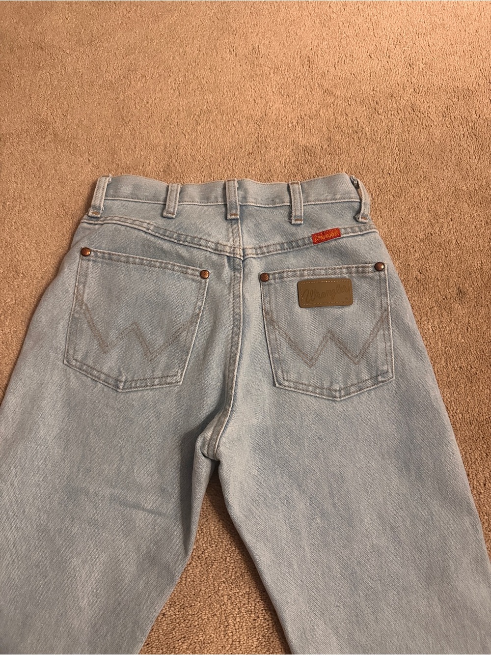 Wrangler Women’s Light Blue Relaxed Jeans with Back Pocket Stitching